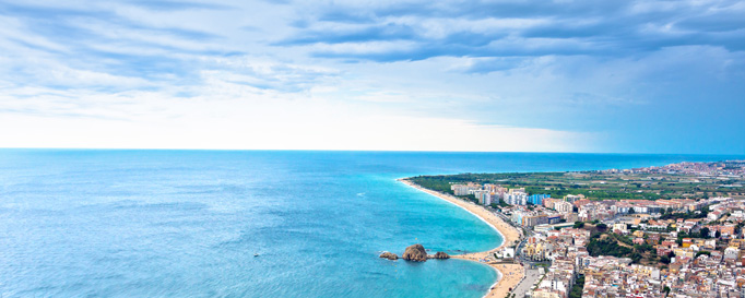 Segeln Costa Brava Segeln Costa Brava: Horizont hinter städtischer Küste