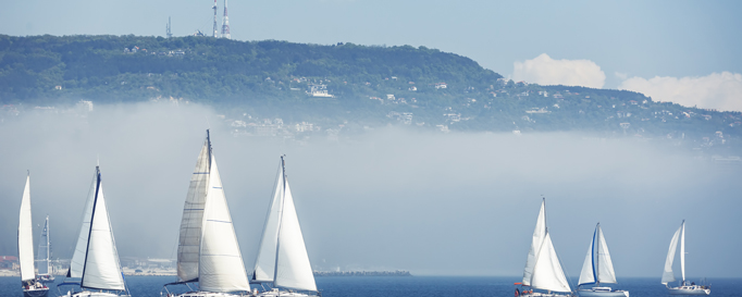 Segeln Deutschland Segeln Deutschland: Segelboote im Nebel