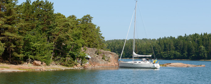 Segeln Finnland: Vor Anker an bewaldeter Küste