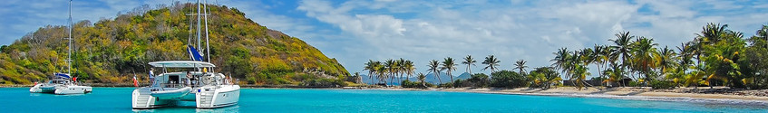 Segeln Grenada: Katamaran vor Küstenlinie