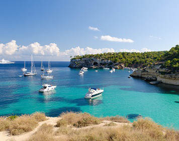 Segeln in Spanien: Segelboote liegen in Bucht