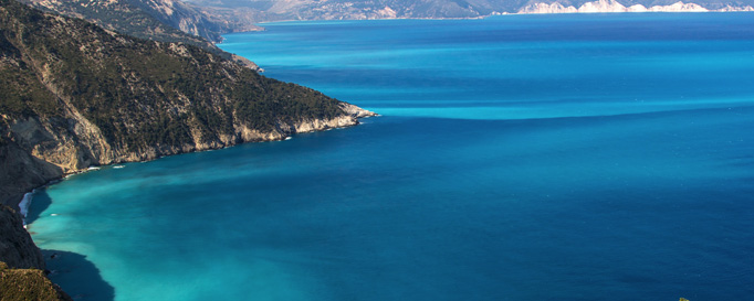 Segeln ionisches Meer Segeln ionisches Meer: Bergküste an blauem Meer