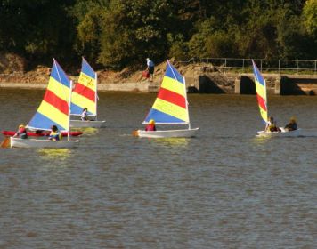 Kinder lernen Segeln