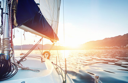 Segeln mit Kindern: Boot vor Sonnenuntergang