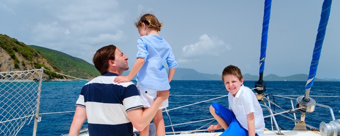 Segeln mit Kindern Mann auf Segelboot mit Kindern