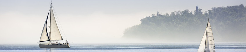 SBF Binnen: Segelboote auf ruhigem Binnensee