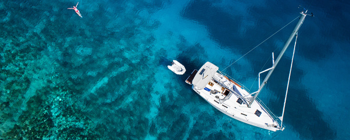 Segeln Toskana: Segelboot aus Vogelperspektive