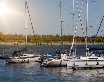 Yachthafen mit Segelbooten