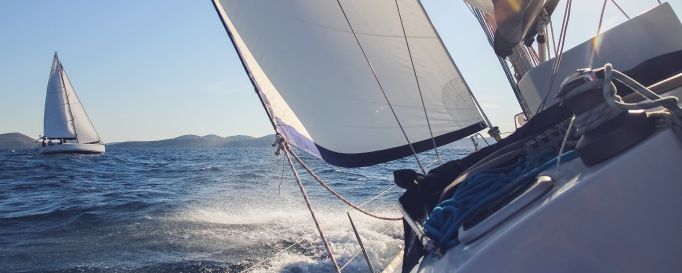 Segelreviere Segelboot segelt im Segelrevier
