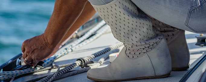 Segelstiefel Person mit Segelstiefeln