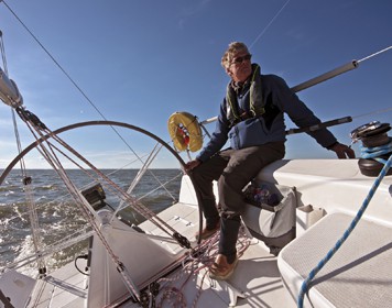 Skipper beim Segeln