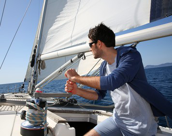 Skipper segelt auf hoher See