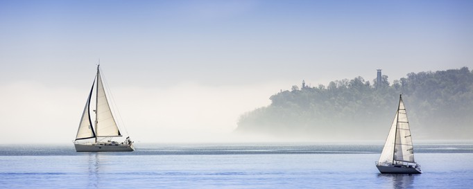 SBF Binnen: Segelboote auf ruhigem Binnensee