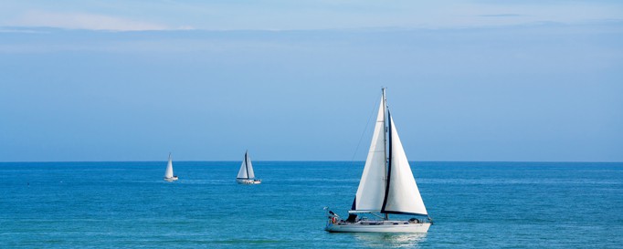 SSS: Drei Segelboote auf blauer See