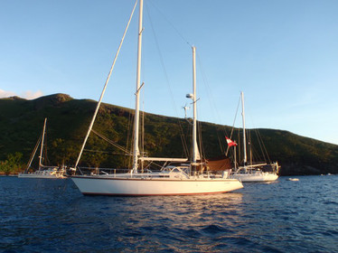 SY Cayenne Die SY Cayenne in einer Bucht