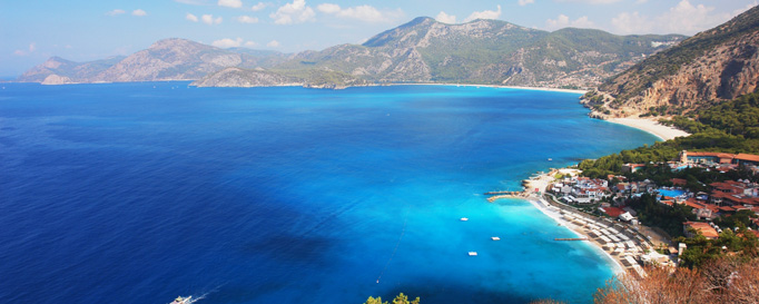 Segeln türkische Riviera: Marineblaues Wasser an Küstenlinie
