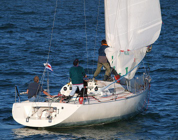 Segelboot beim Wende-Manöver