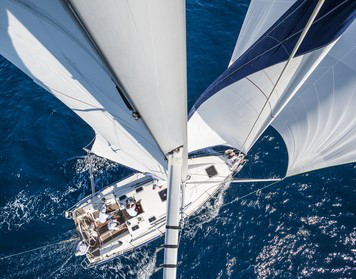 Prüfung zum neuen Sportbootführerschein: Segelyacht auf dem Wasser