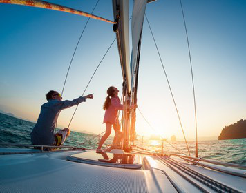 Seemannschaft bei den Kleinen: Vater und Tochter auf Boot