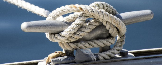 Yacht-Beschlagnahmeversicherung Yacht-Beschlagnahmeversicherung: Segelboot beschlagnahmt und festgeknotet