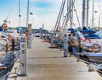 Yacht-Rechtsschutzversicherung: Bootssteg im Hafen