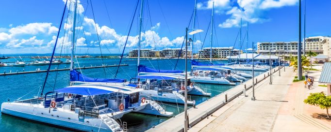 Yachtcharter Yachtcharter: Katamarane im Hafen