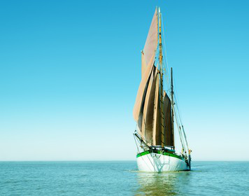Yawl: Ein seltenes Traditionsboot Segelboot mit Yawltakelung auf blauer See